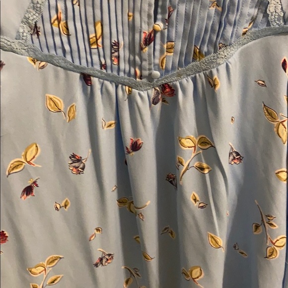 KOHLS LAUREN CONRAD BLUE PRINTED BLOUSE  LIKE NEW - Picture 2 of 5